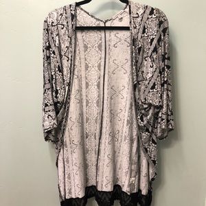 Black and white print kimono with lace trim